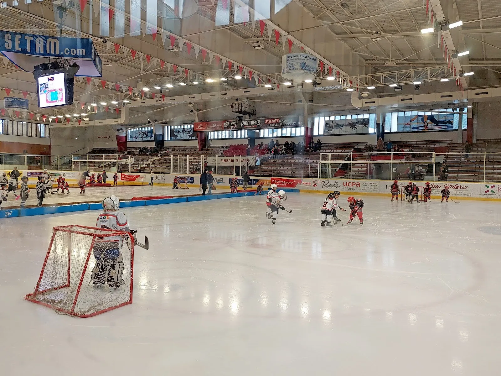 Youth ice hockey on the ice at the Patinoire Richard Bozon, Chamonix — Patinoire Richard Bozon