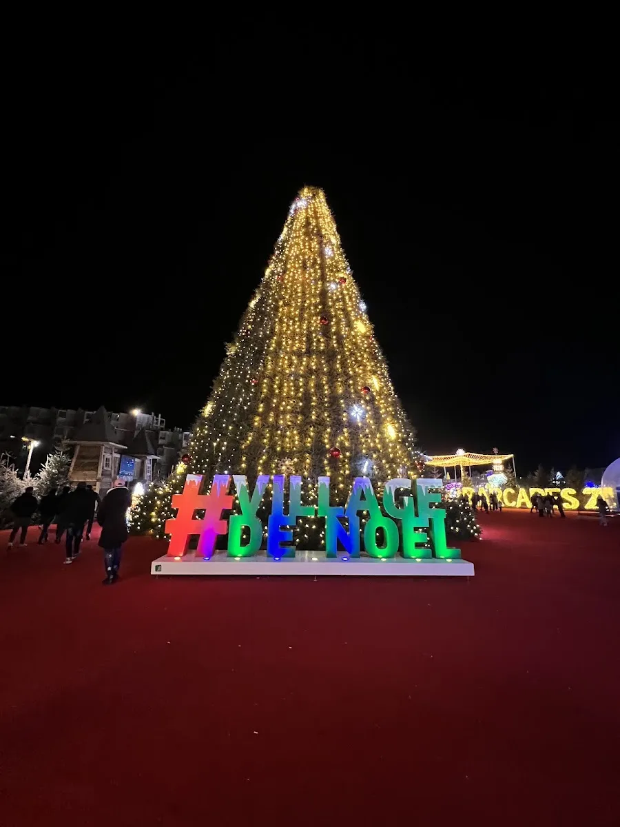 The entrance of the Village de Noël in Le Barcarès at night — Patinoire du Village de Noël du Barcarès