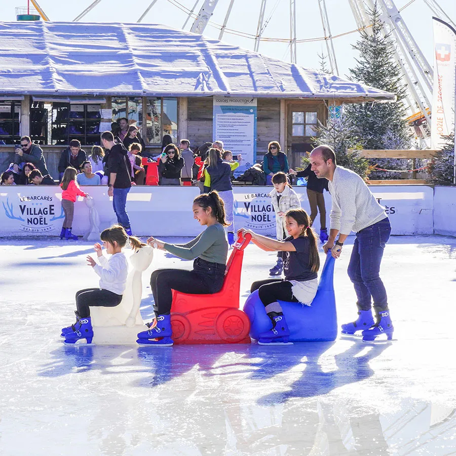 Children and parents on the natural-ice rink of the Village de Noël, Le Barcarès — Patinoire du Village de Noël du Barcarès
