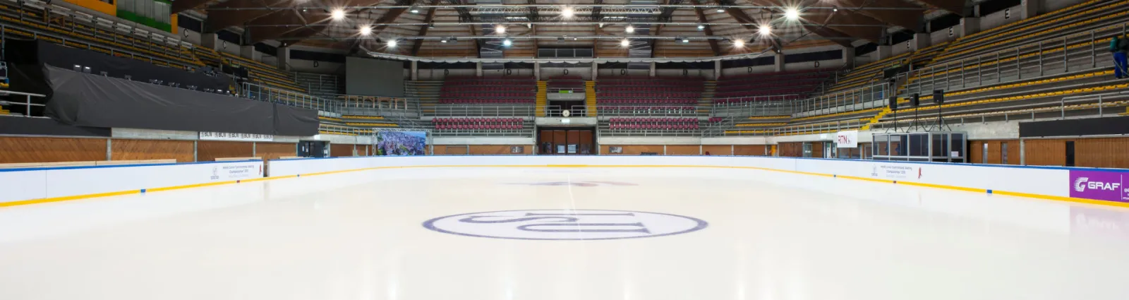 The ice of the main rink of the Patinoires du Littoral — Patinoires du Littoral