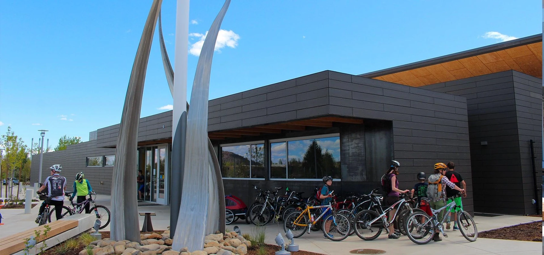 La entrada de The Pavilion y el estacionamiento para bicicletas en Bend. — The Pavilion