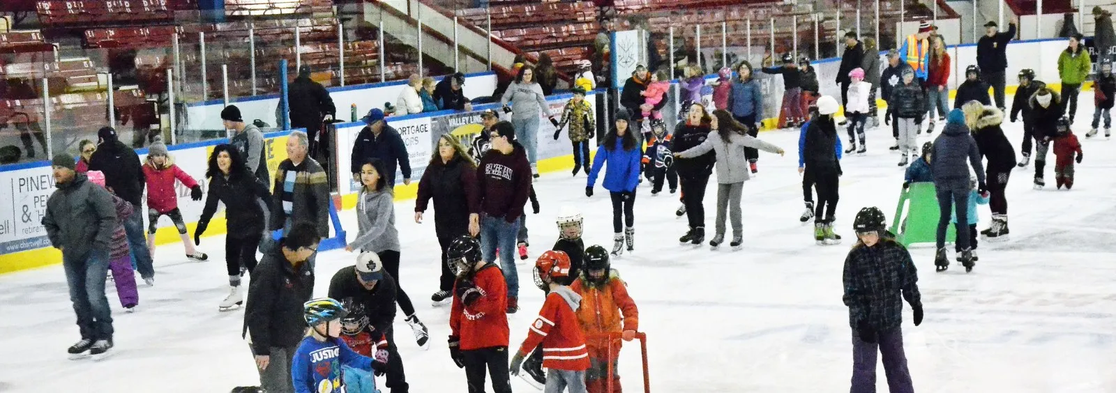 Patinaje público en el Pembroke Memorial Centre, con patinadores repartidos por la pista vistos desde arriba. — Pembroke Memorial Centre