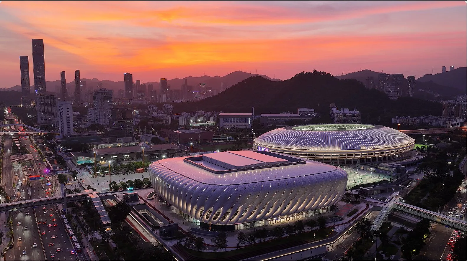 黄昏时的深圳体育馆，鹏湾冰场就在馆内地下层，后方是深圳体育场 — Pengwan International Ice Rink