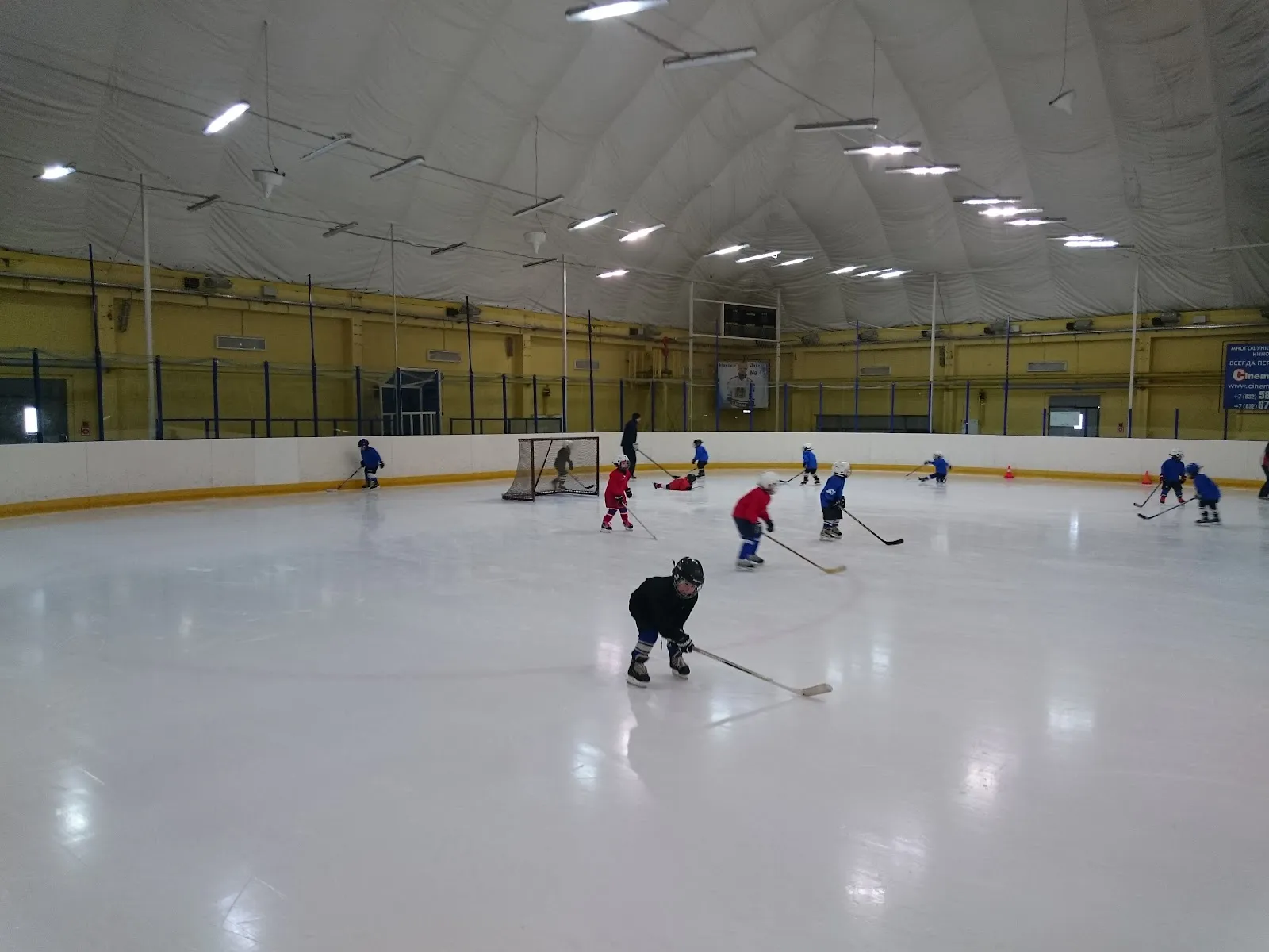 Young hockey players practising on the ice of the Peresvet Ice Palace, Bryansk — Peresvet Ice Palace Bryansk