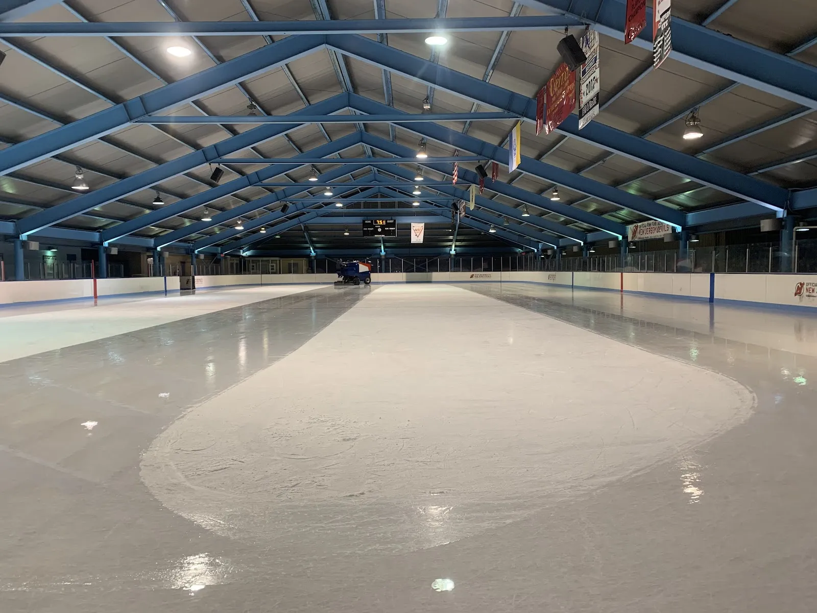 La pista techada Charlie Heger en Pershing Field, con la Zamboni al fondo — Charlie Heger Ice Rink at Pershing Field