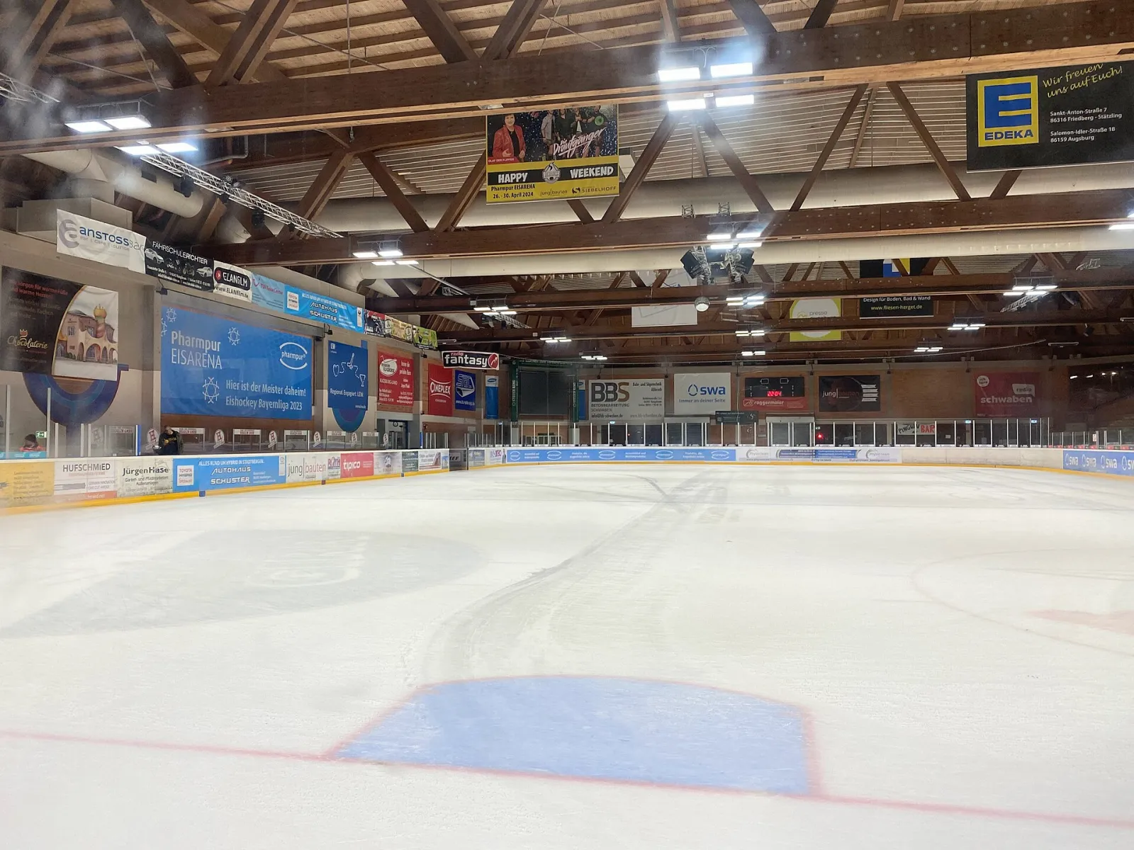 The ice surface and boards of the Eisarena Königsbrunn, 2023 — Pharmpur EISARENA Königsbrunn