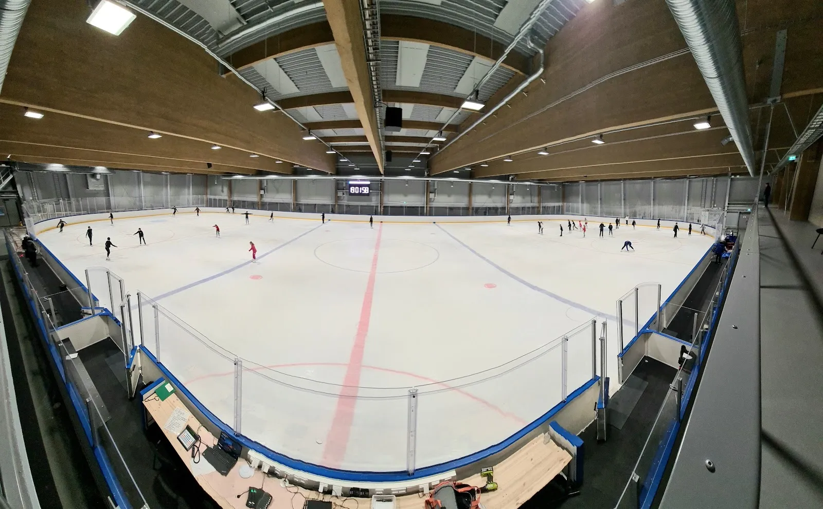 Pirkkolan jäähalli, laaja näkymä jäälle yleisövuoron aikana – Pirkkolan jäähalli
