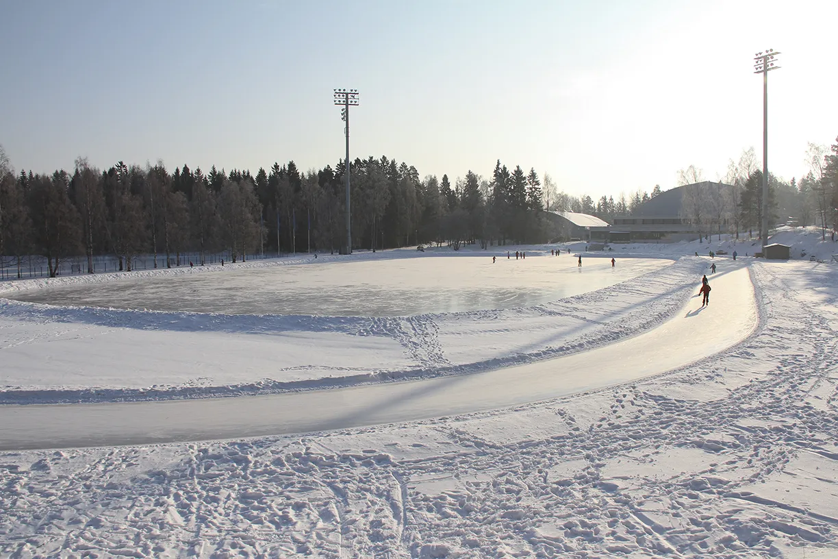 People skating on the skating rink in Pirkkola sports park. — Pirkkolan liikuntapuisto – luistelukenttä
