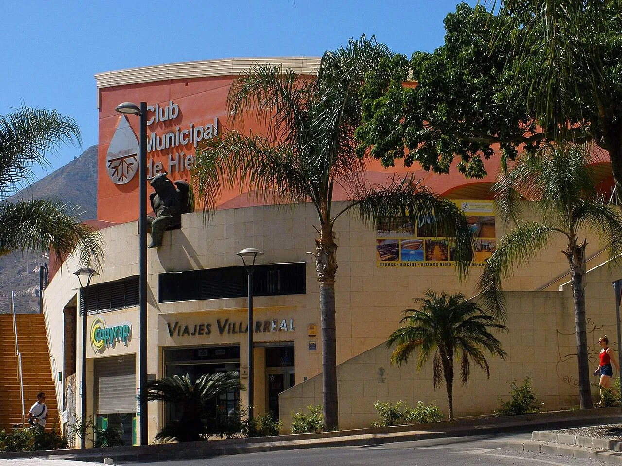 Exterior of the Palacio de Deportes building in Arroyo de la Miel, Benalmádena (2022 photo, the building's former Club Municipal de Hielo signage) — Pista de Hielo Palacio de Deportes Benalmádena