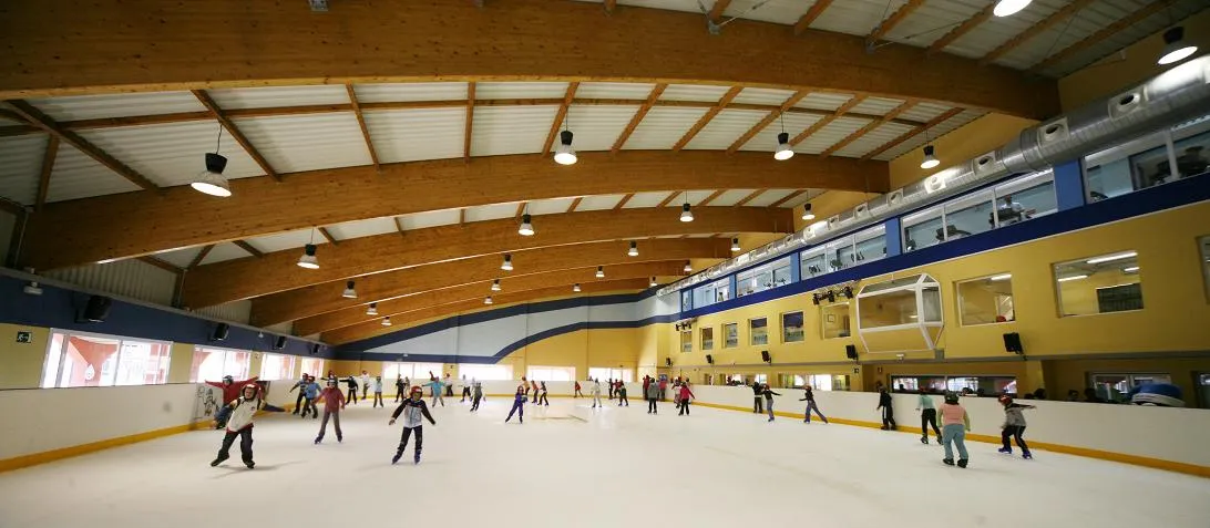 Ice sheet under the wooden roof of the rink, photo published by the Benalmádena council sports area — Pista de Hielo Palacio de Deportes Benalmádena
