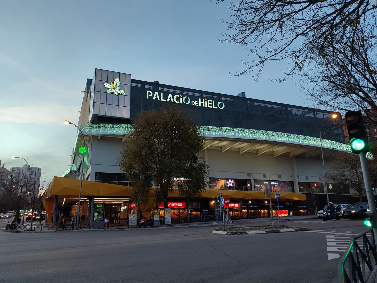 Palacio de Hielo shopping centre, which houses the Pista de Hielo de Madrid, seen from Calle Silvano — Pista de Hielo de Madrid