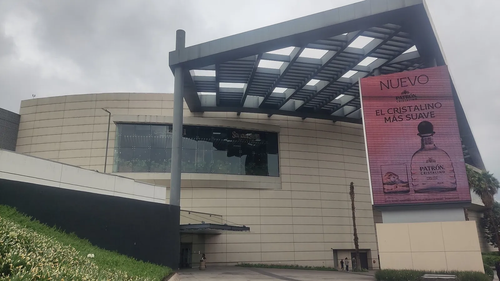 Façade of the Mundo E mall in Tlalnepantla, which houses the ¡Recórcholis! ice rink — Pista de Hielo ¡Recórcholis! Mundo E