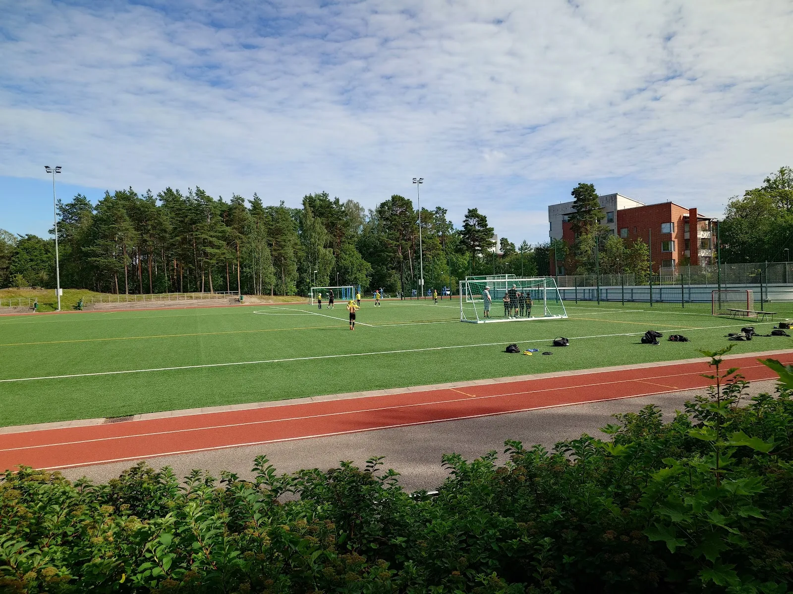 The outside of Pitäjänmäen urheilukenttä – luistelukenttä, in a photo from its Google Maps listing. — Pitäjänmäen urheilukenttä – luistelukenttä