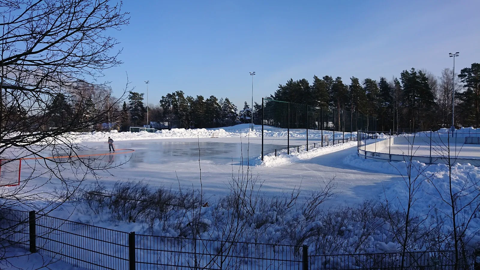 The ice at Pitäjänmäen urheilukenttä – luistelukenttä, in a photo from its Google Maps listing. — Pitäjänmäen urheilukenttä – luistelukenttä