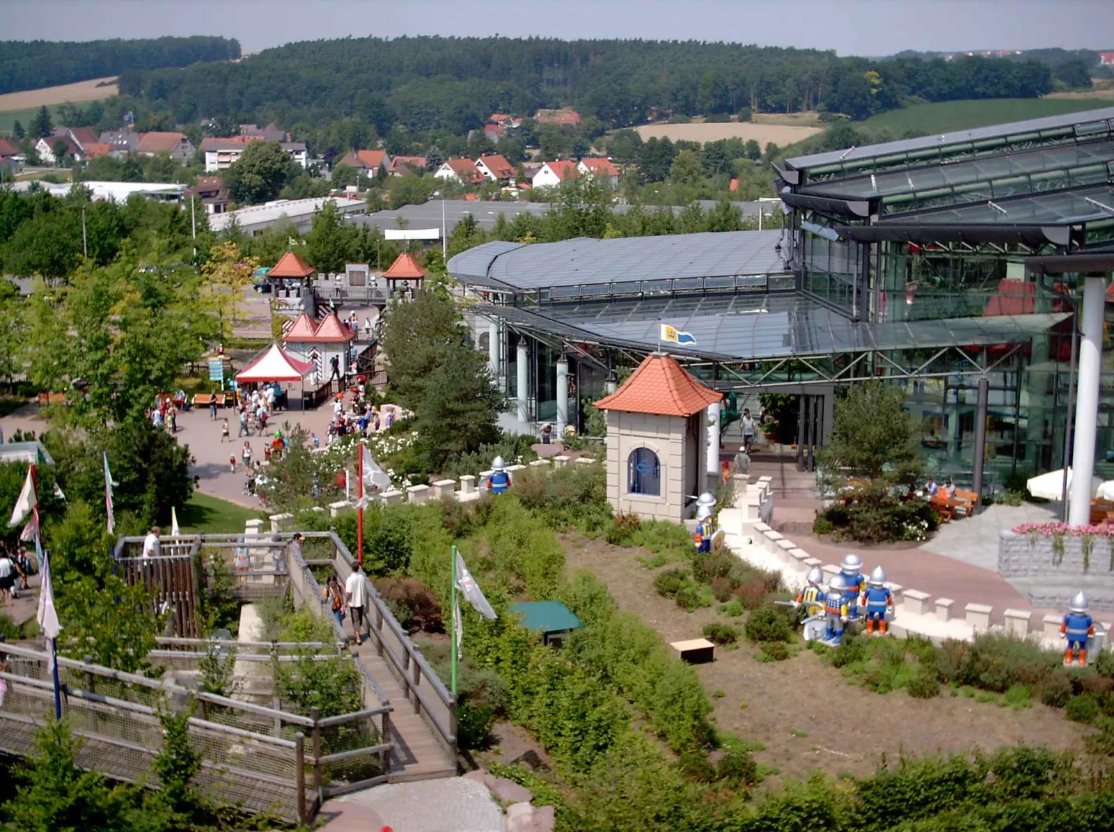 Das Eingangsgebäude mit Glasdach des PLAYMOBIL-FunParks in Zirndorf – PLAYMOBIL-FunPark Eisbahn (Zirndorf)