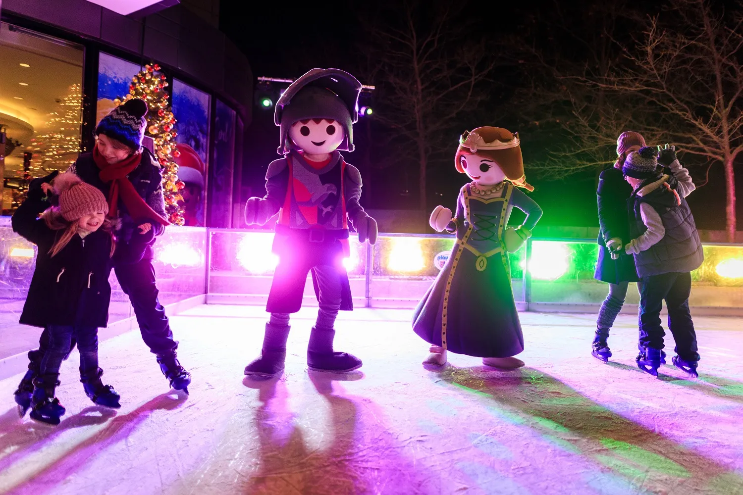 Eisläuferinnen und Eisläufer sowie PLAYMOBIL-Maskottchen auf der Echteisbahn des PLAYMOBIL-FunParks in Zirndorf – PLAYMOBIL-FunPark Eisbahn (Zirndorf)