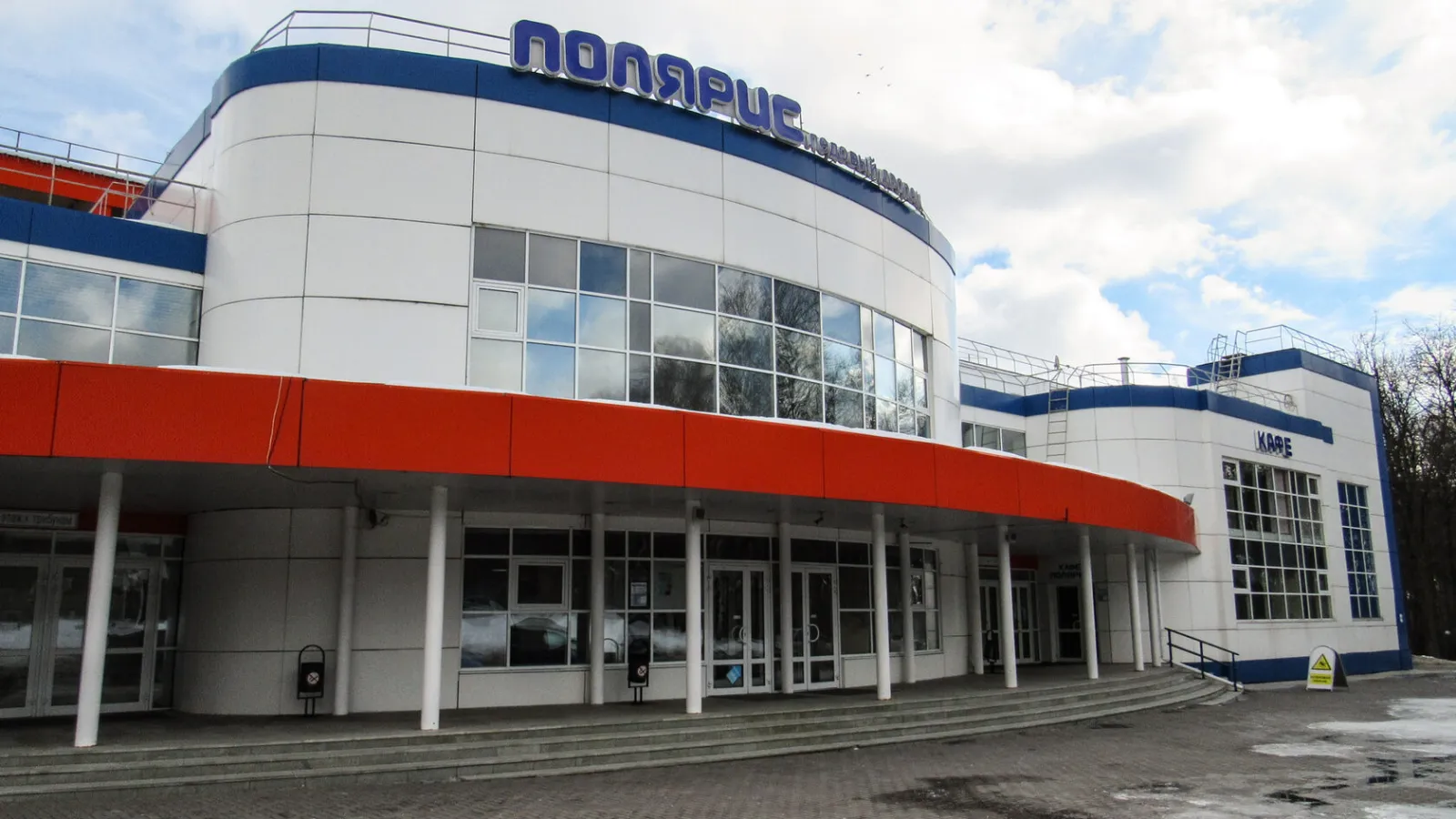 Вход в ледовый дворец «Полярис» во Владимире, с собственного сайта оператора — Polyaris Ice Palace
