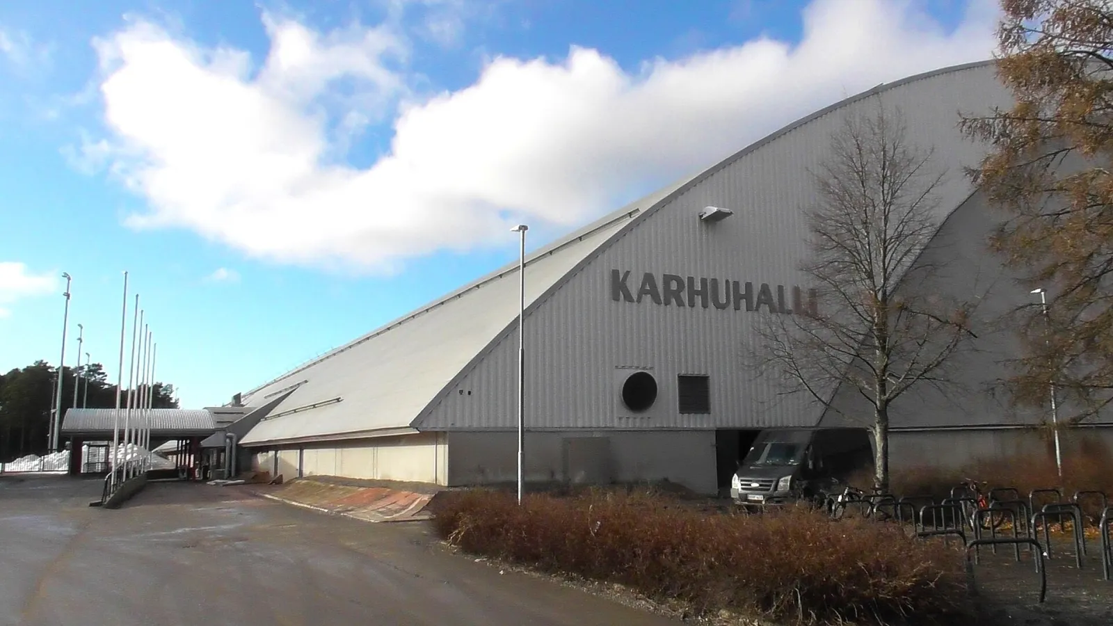 Karhuhalli, tekojääradan vieressä oleva katettu katsomorakennus Porissa – Porin tekojäärata (Karhuhalli)