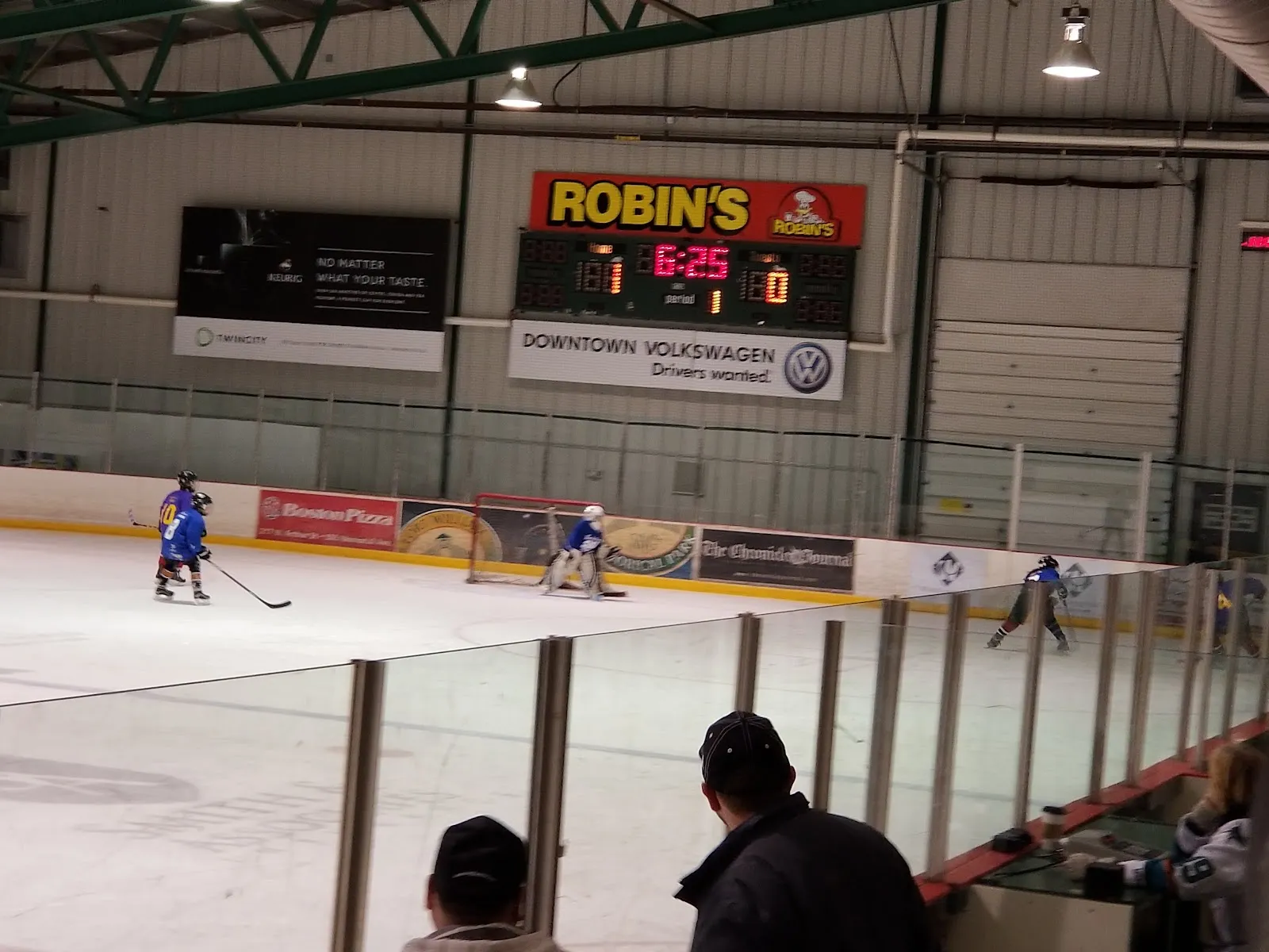 El hielo y las vallas del Port Arthur Arena durante un partido, vistos desde el cristal — Port Arthur Arena