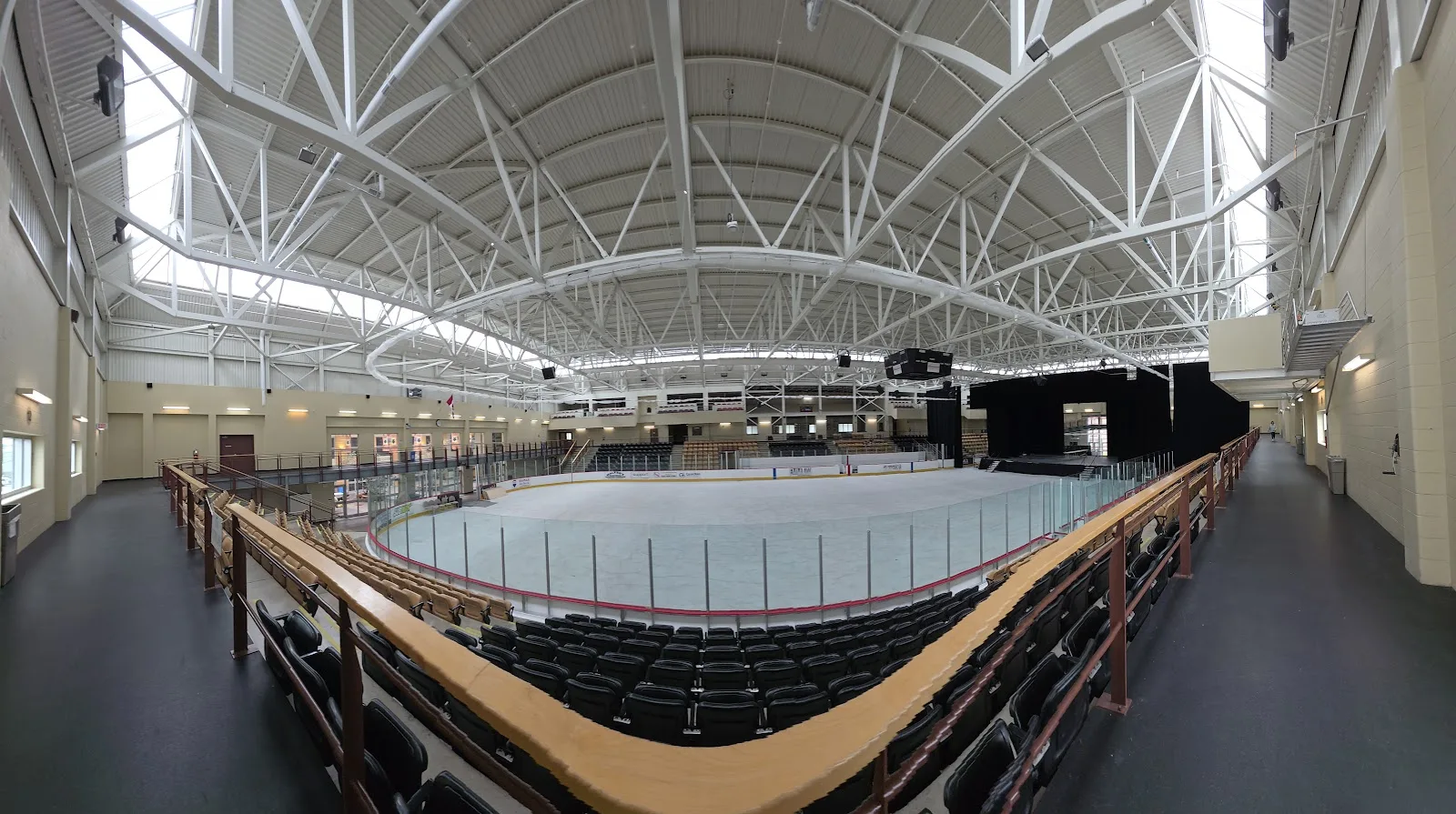 La pista y las gradas del Port Hawkesbury Civic Centre — Port Hawkesbury Civic Centre