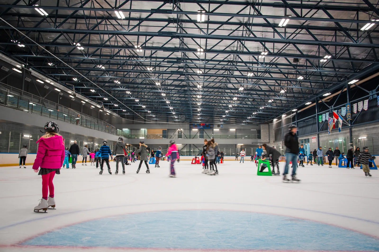 Patinadores en un patinaje público en una arena del Port Moody Recreation Complex, de la página de patinaje público de la Ciudad de Port Moody — Port Moody Recreation Complex