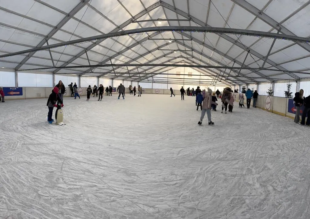 Skaters on the ice under the tent roof of the POSiR artificial ice rink in Przemyśl — Sztuczne Lodowisko POSiR