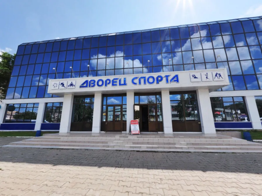 The entrance of the Proletarsky District sports palace and ice arena in Saransk — Proletarsky Ice Arena