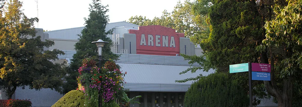 Queen's Park Arena: el letrero ARENA sobre la entrada, New Westminster — Queen's Park Arena