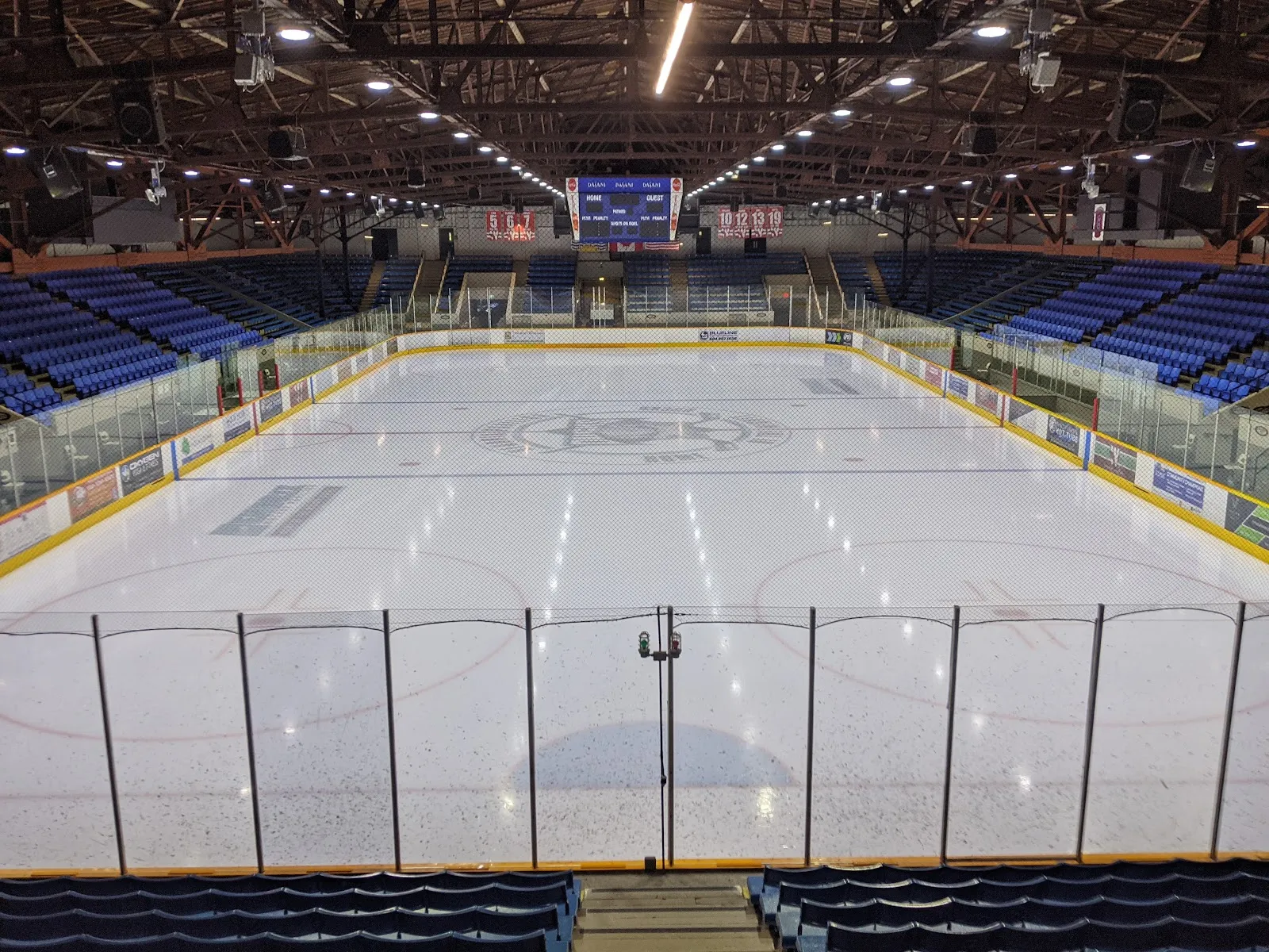 Queen's Park Arena: la pista de hielo y las gradas, New Westminster — Queen's Park Arena