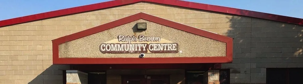La entrada del Ralph Brown Community Centre con su letrero sobre la puerta — Ralph Brown Community Centre Skating Rink