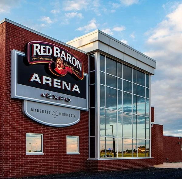 La entrada y el vestíbulo con fachada de vidrio de Red Baron Arena. — Red Baron Arena & Expo
