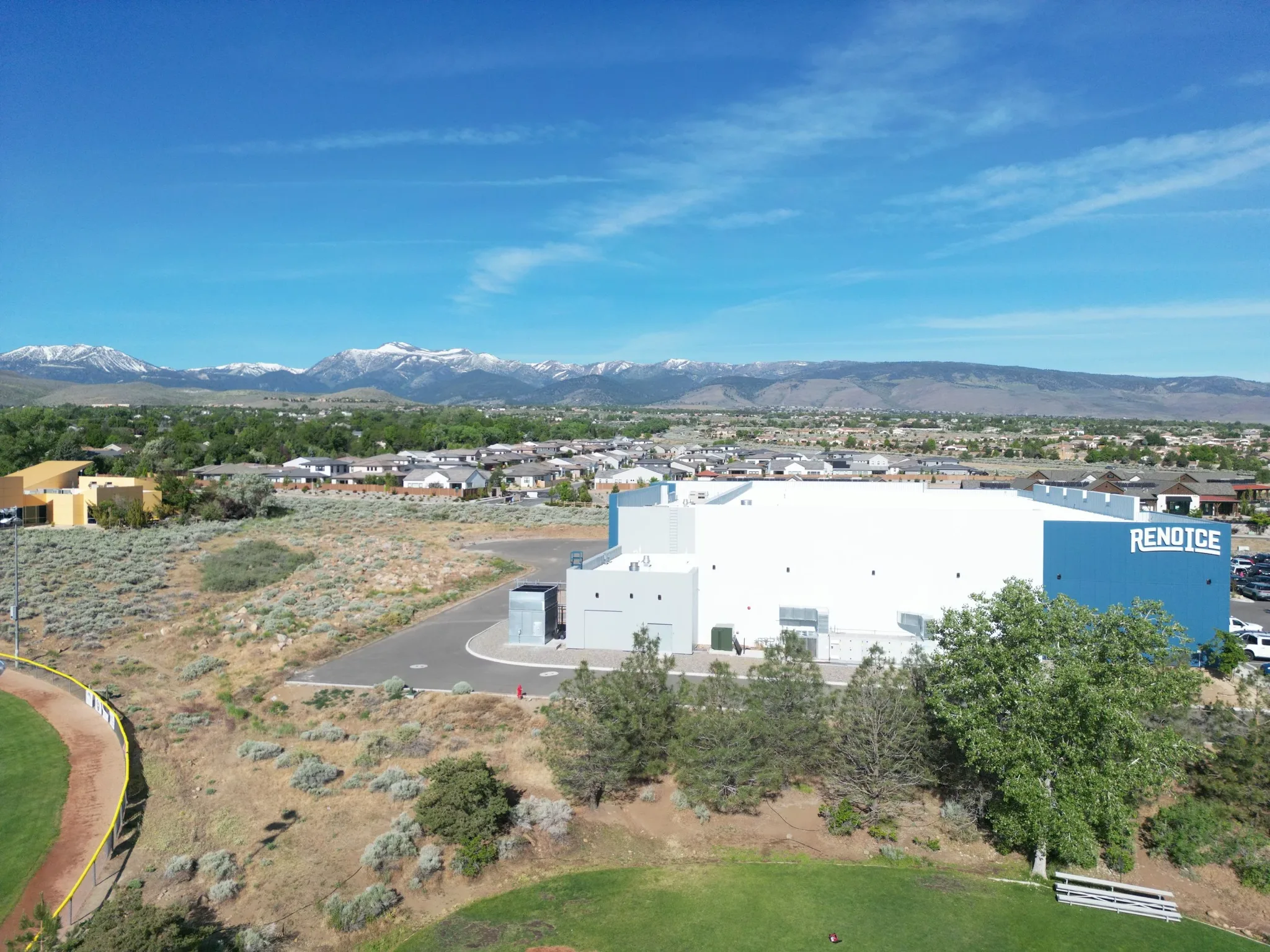 La arena desde la ladera de artemisa detrás de ella — Reno Ice