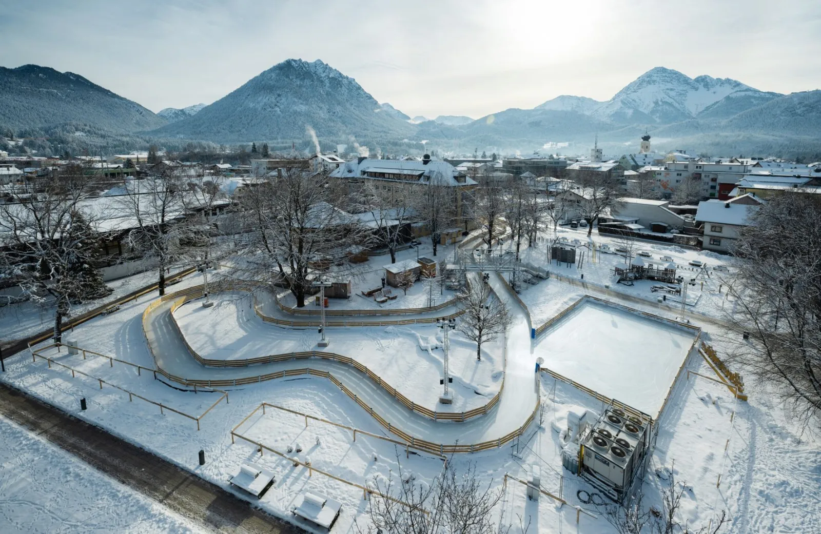 Luftaufnahme des Eisparks Reutte on Ice mit seinen verbundenen Eiswegen – Reutte on Ice