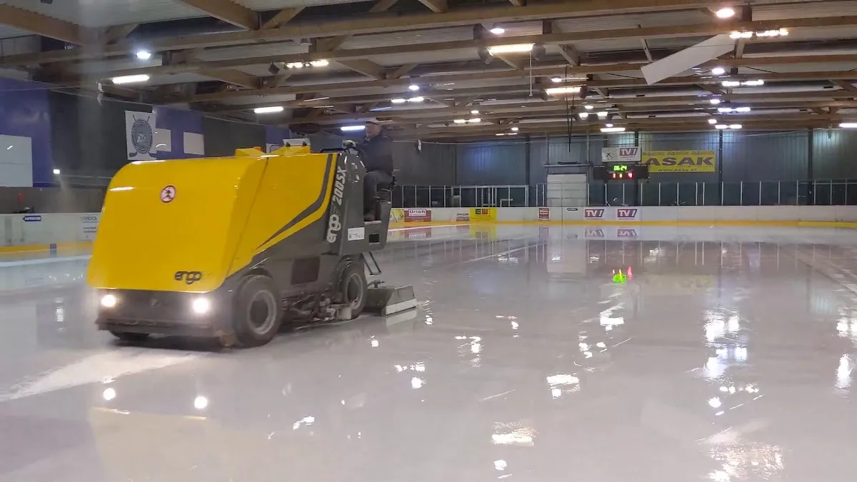 The ice surface in the REVA Halle Vöcklabruck with the ice resurfacer — REVA Halle Vöcklabruck