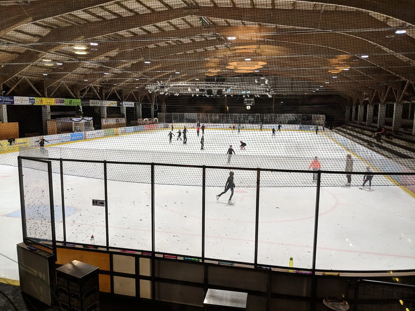 Das Eis des Richard-Hirschmann-Eisstadions in Esslingen unter seinem Holzdach – Richard-Hirschmann-Eisstadion