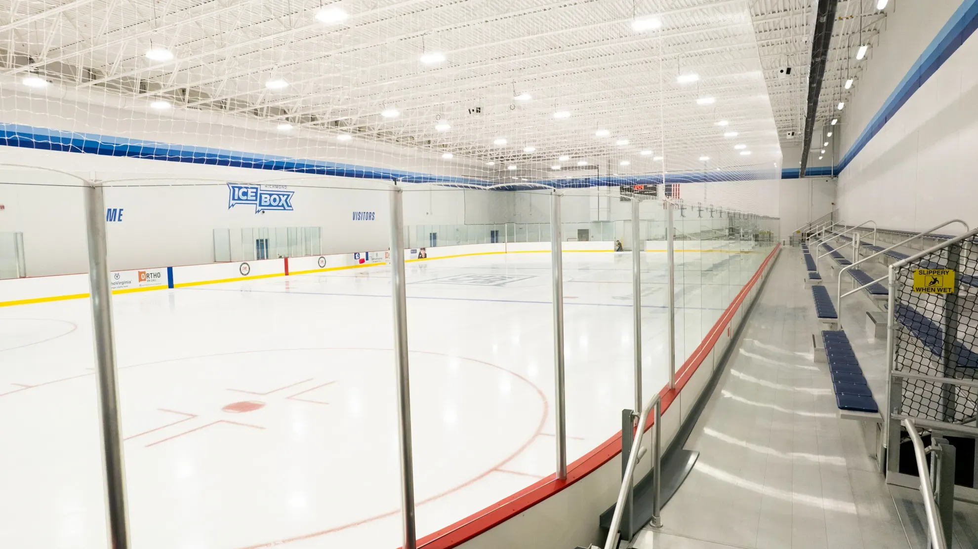 Gradas azules a lo largo de la pista vacía — Richmond Ice Box (Midlothian)