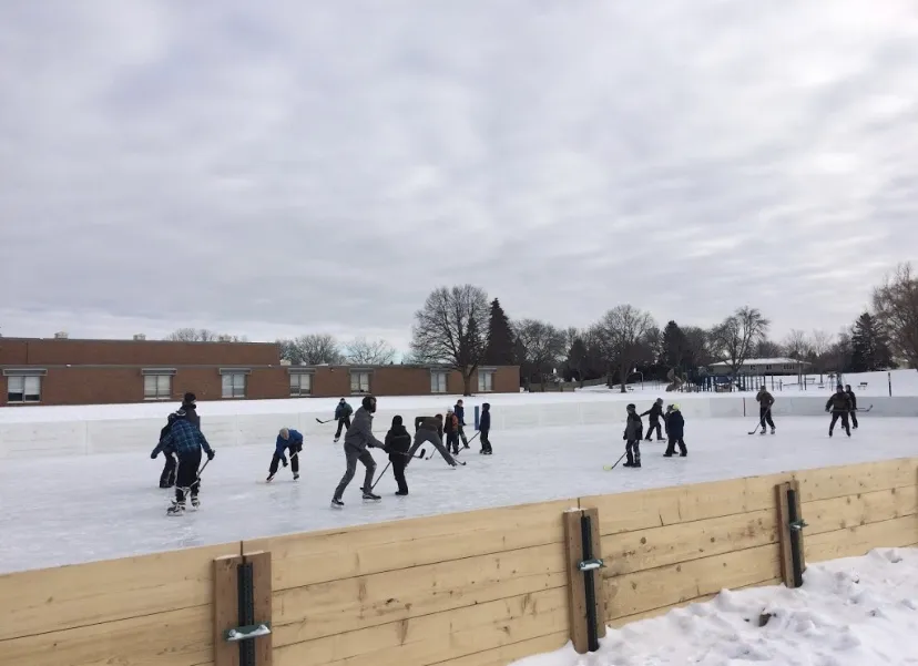 Patinadores en la pista al aire libre de Ridgeview Park, Bloomington, detrás de las vallas de la pista (foto del listado de Google Maps) — Ridgeview Park Outdoor Rink
