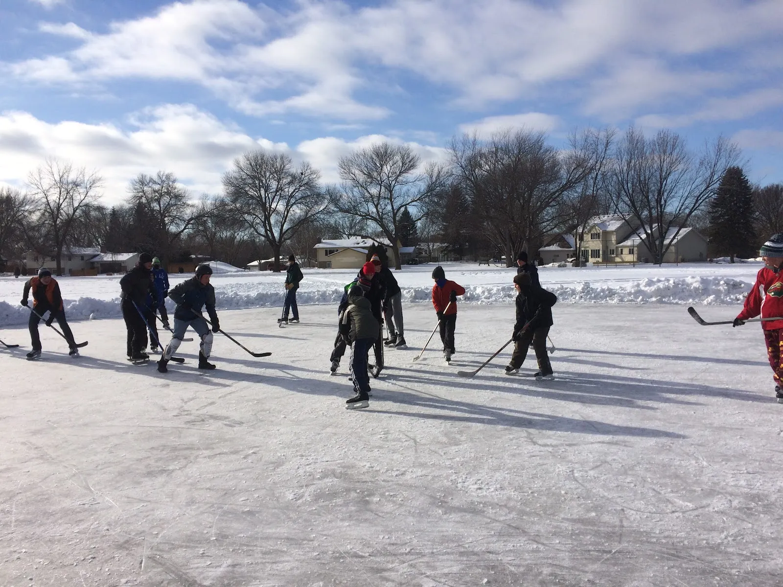 Jugadores en el hielo de la pista al aire libre de Ridgeview Park, Bloomington (foto del listado de Google Maps) — Ridgeview Park Outdoor Rink