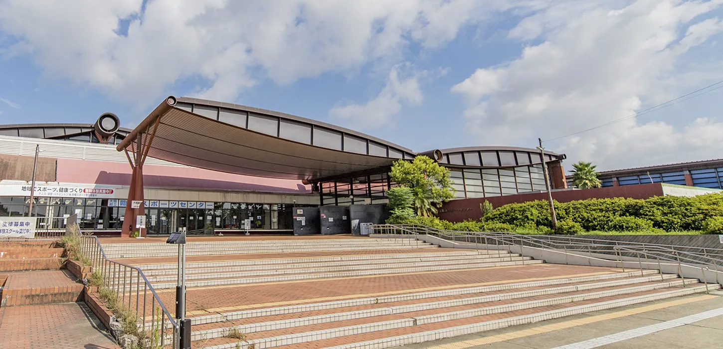 The entrance steps and curved roof of the Osaka Prefectural Rinkai Sports Center in Takaishi — Osaka Prefectural Rinkai Sports Center (Rinspo)