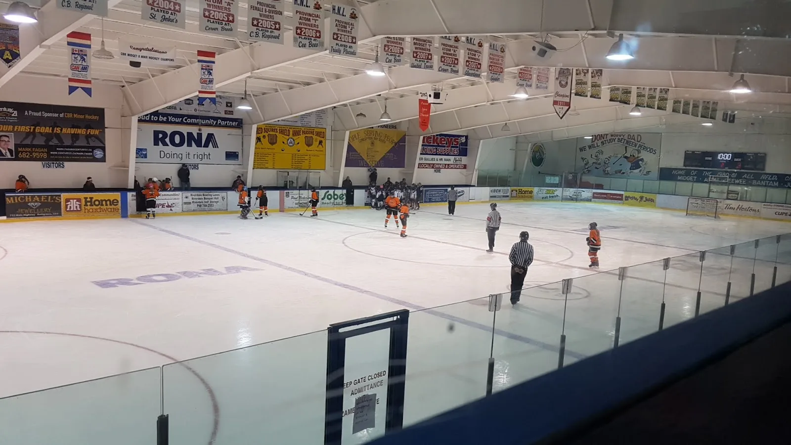 Un partido de hockey menor en el hielo del Robert French Memorial Stadium, en Conception Bay South — Robert French Memorial Stadium