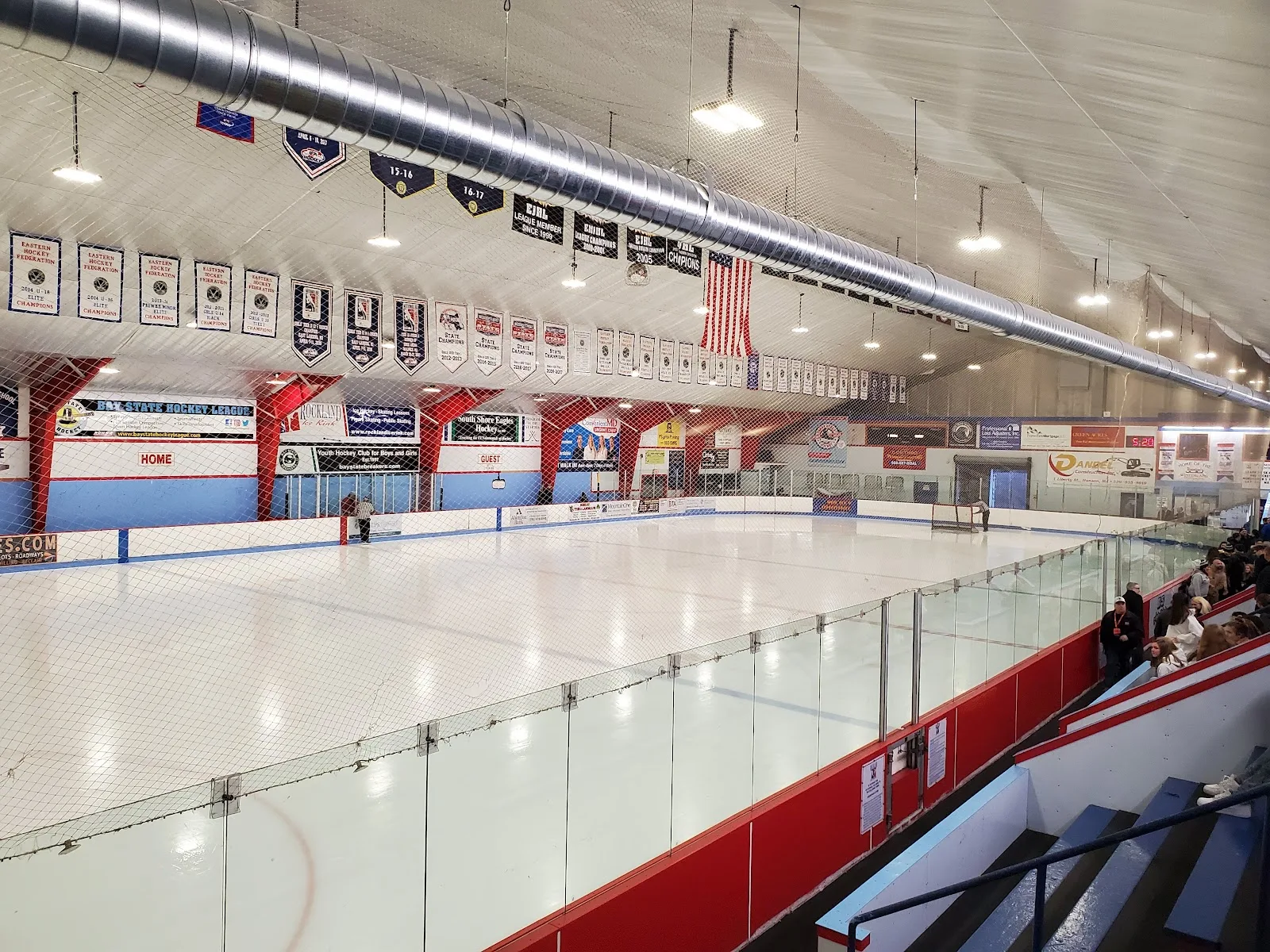 El hielo y el lado de las gradas de la Rockland Ice Rink en Summer Street — Rockland Ice Rink