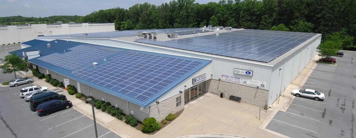 Rockville Ice Arena y su instalación solar en el techo. — Rockville Ice Arena