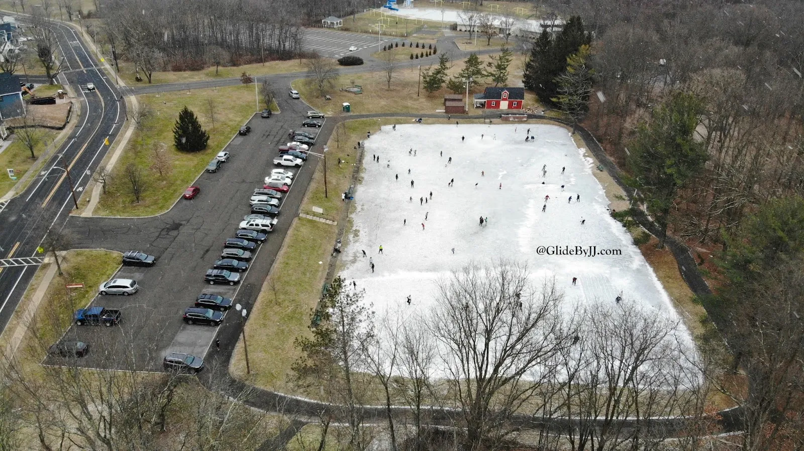 Aerial view of the Rosedale skating pond with its car park and skaters — Rosedale Skating Pond