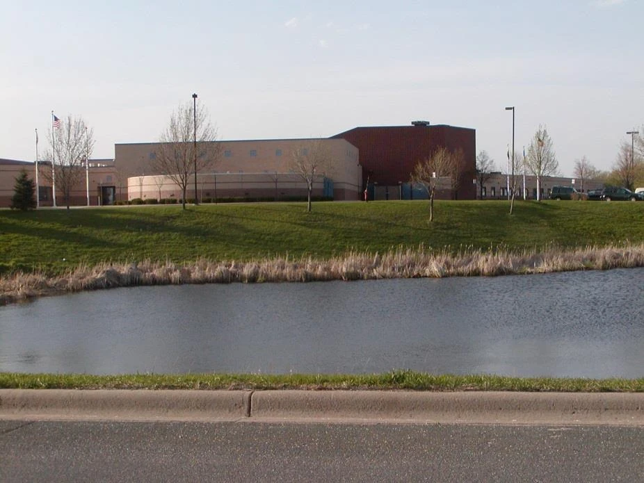 El complejo del Rosemount Community Center y la National Guard que alberga la arena de hielo, visto desde el otro lado de un estanque. — Rosemount Ice Arena