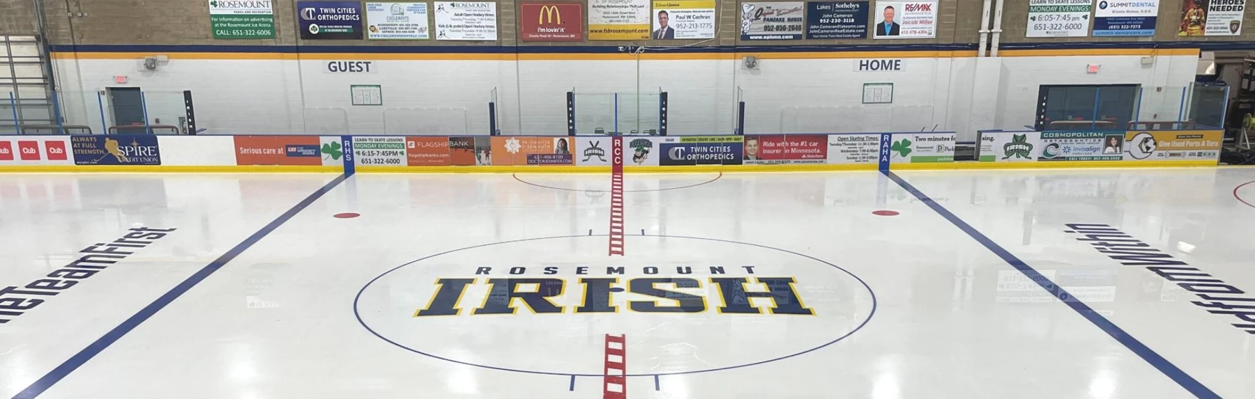 El logotipo de los Irish en el centro de la pista de Rosemount Ice Arena. — Rosemount Ice Arena