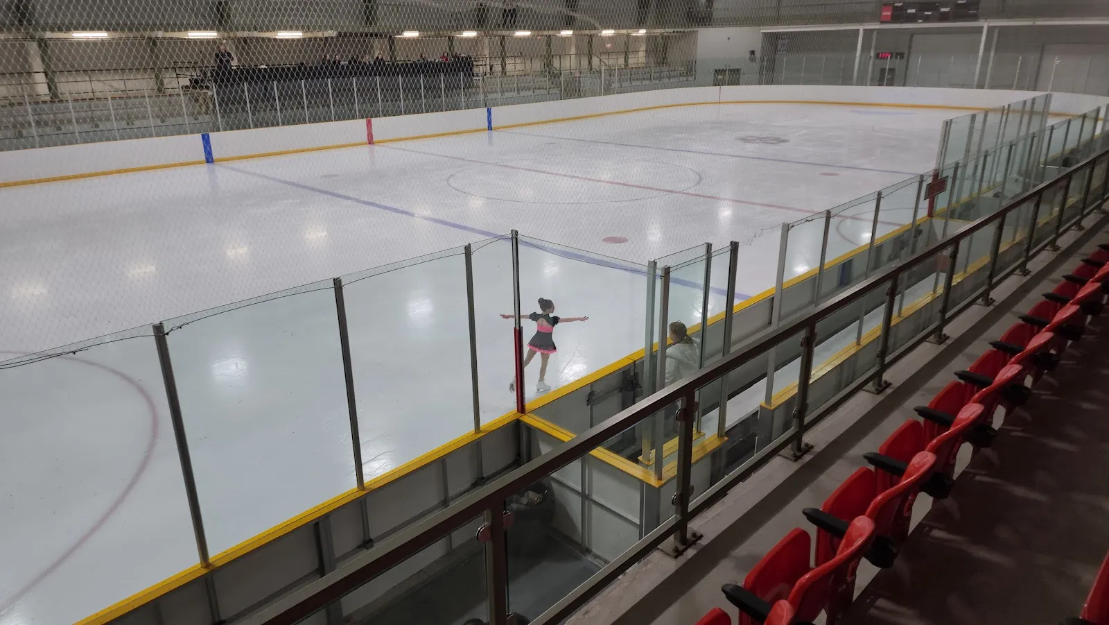 Pista de hielo del Stratford Rotary Complex vista desde las gradas, con un patinador a lo lejos (foto de la ficha de Google Maps) — Stratford Rotary Complex