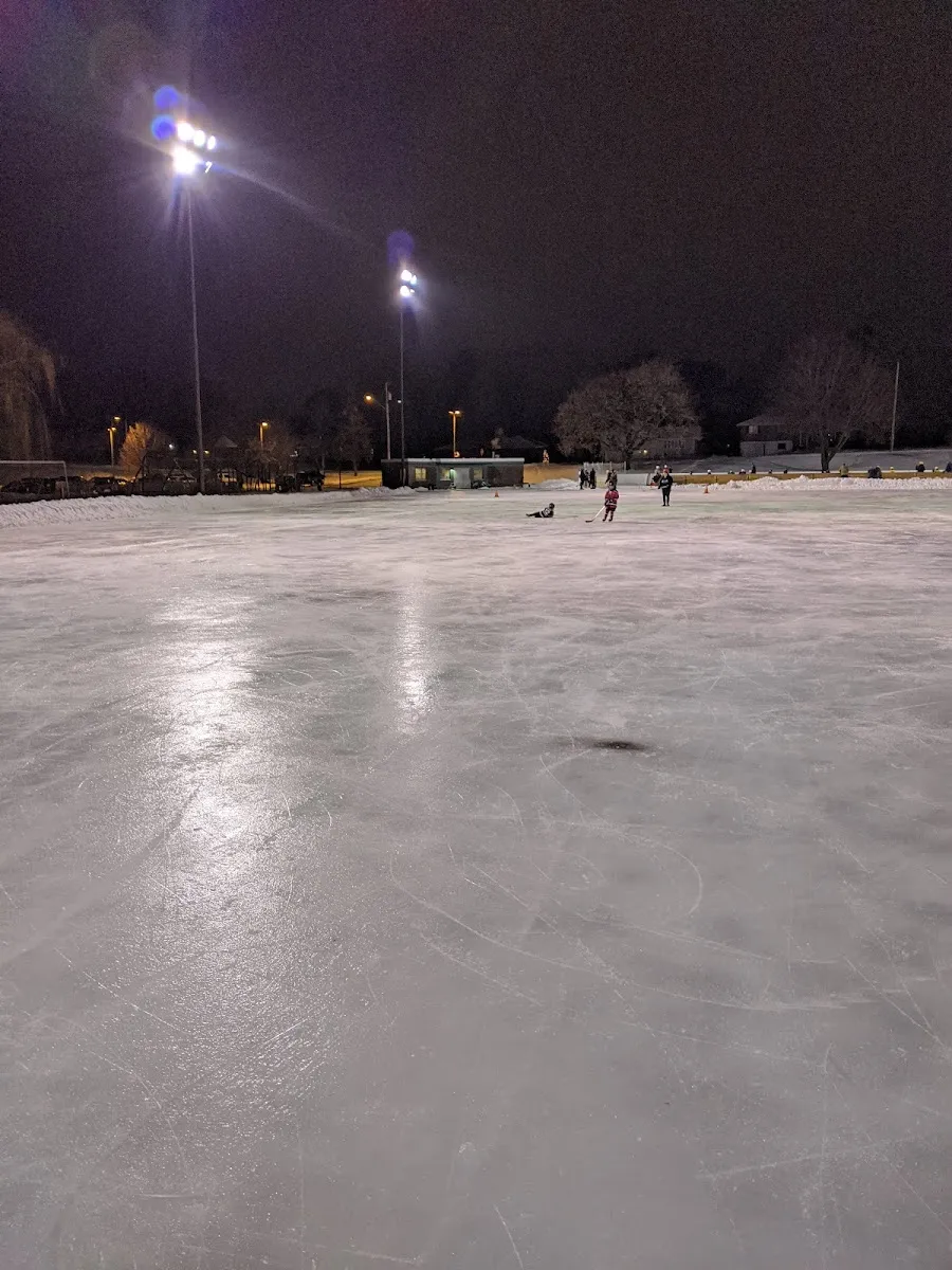 La pista al aire libre de Running Park, Bloomington, iluminada de noche (foto del listado de Google Maps) — Running Park Outdoor Rink