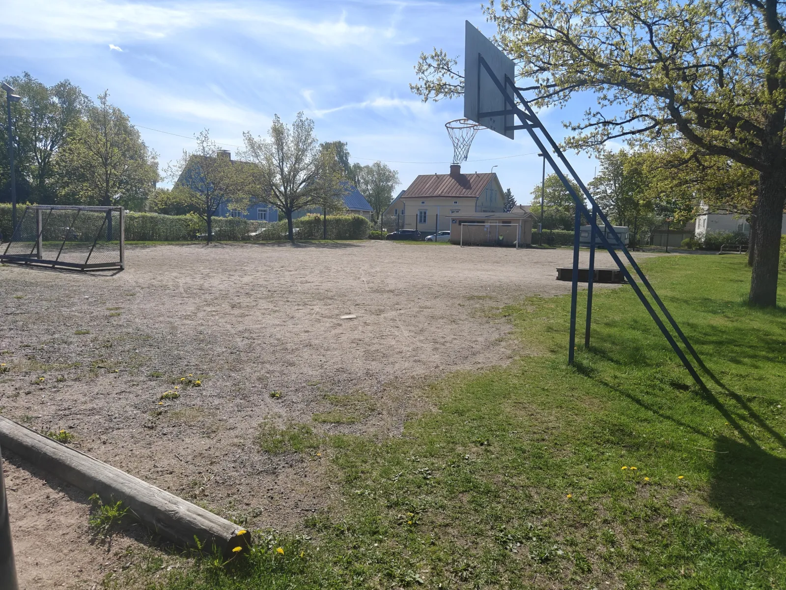 The Ruukinaukion field in summer, a ball field with a gravel (stone-dust) surface with goals; the City of Turku freezes its fields into skating fields in winter. — Ruukinaukion luistelukenttä