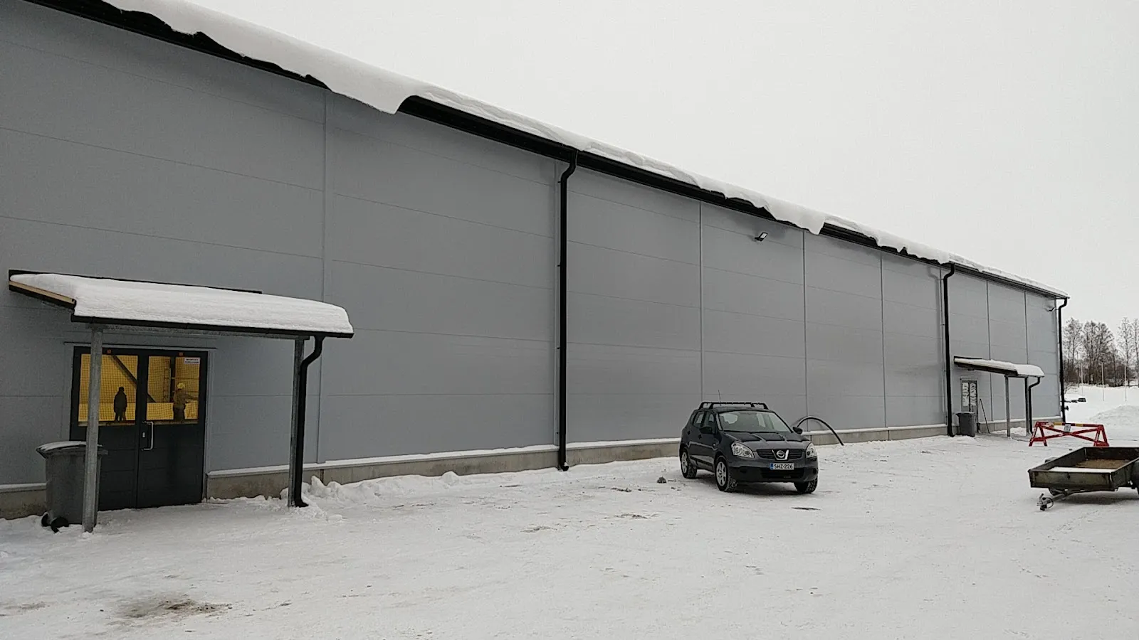 Sidoväggen och entrén till Saarijärvi ishall på vintern – Saarijärven jäähalli