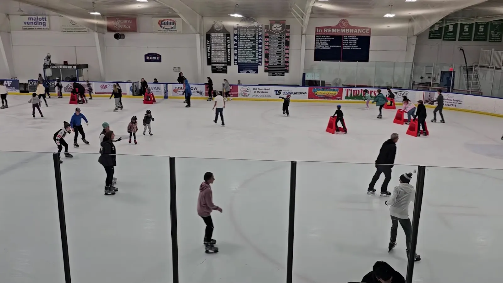 Una sesión de patinaje libre en el hielo del Saginaw-Bay Ice Arena, con los marcadores y las vallas al fondo — Saginaw-Bay Ice Arena